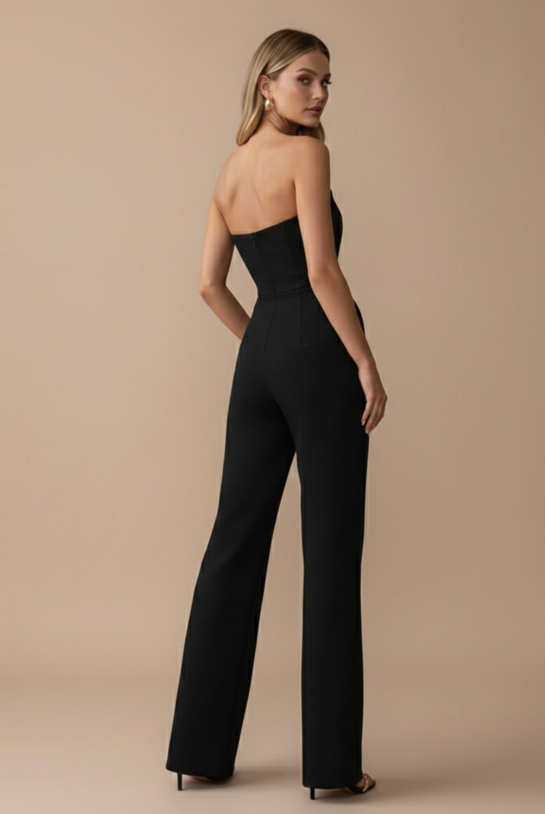 Schwarzer, trägerloser Yara Jumpsuit mit weitem Bein in der Rückansicht