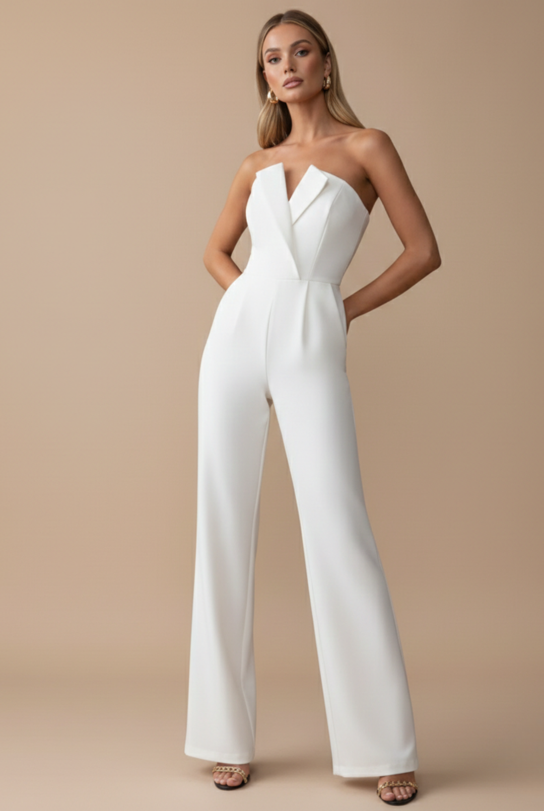 Weisser, trägerloser Yara Jumpsuit mit weitem Bein und elegantem Revers-Ausschnitt.